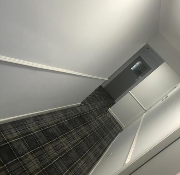 חדר משפחתי דלוקס, The Reubens