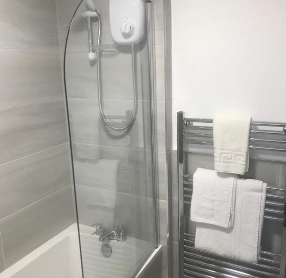 חדר משפחתי דלוקס, The Reubens