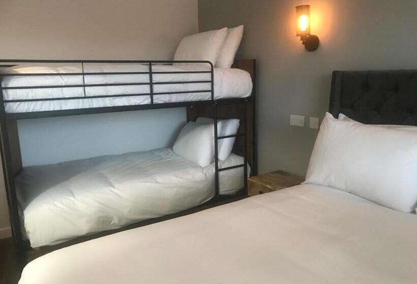 חדר משפחתי דלוקס, The Reubens