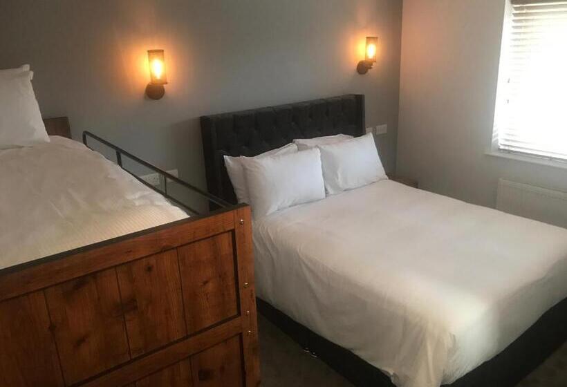 חדר משפחתי דלוקס, The Reubens