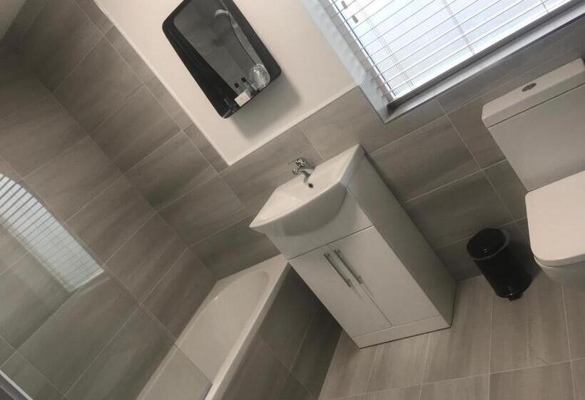 חדר סטנדרט לשלושה, The Reubens