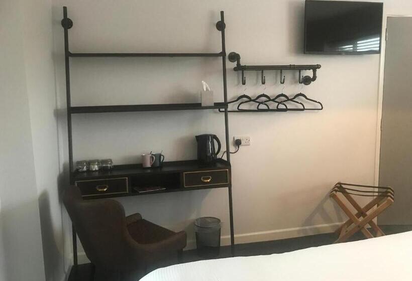 חדר סטנדרט לשלושה, The Reubens