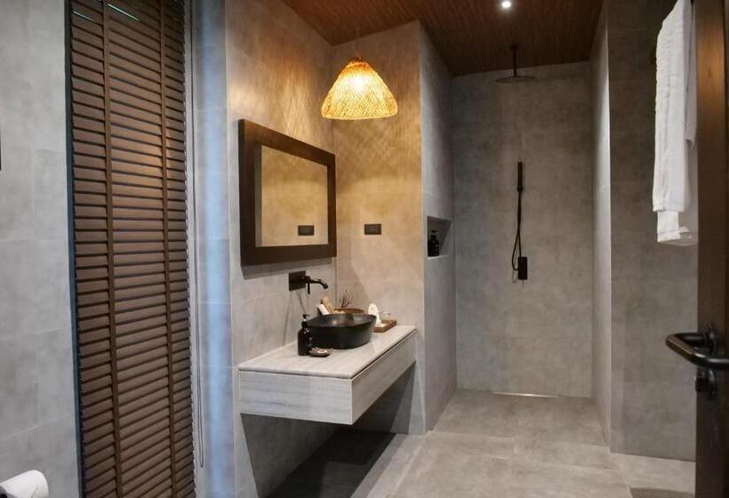 اتاق لوکس با چشمانداز دریا, Victoria Cliff Resort Nyaung Oo Phee Island