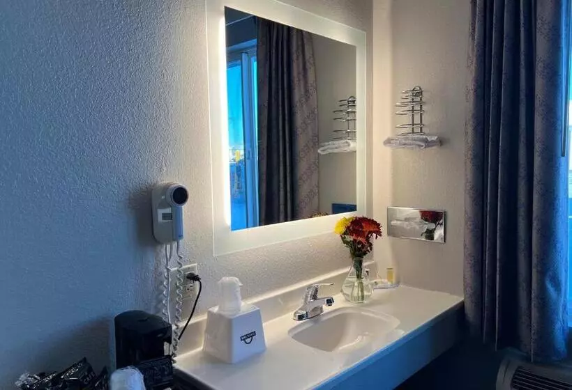 Deluxe Suite King Bed, Days Inn By Wyndham Jamestown