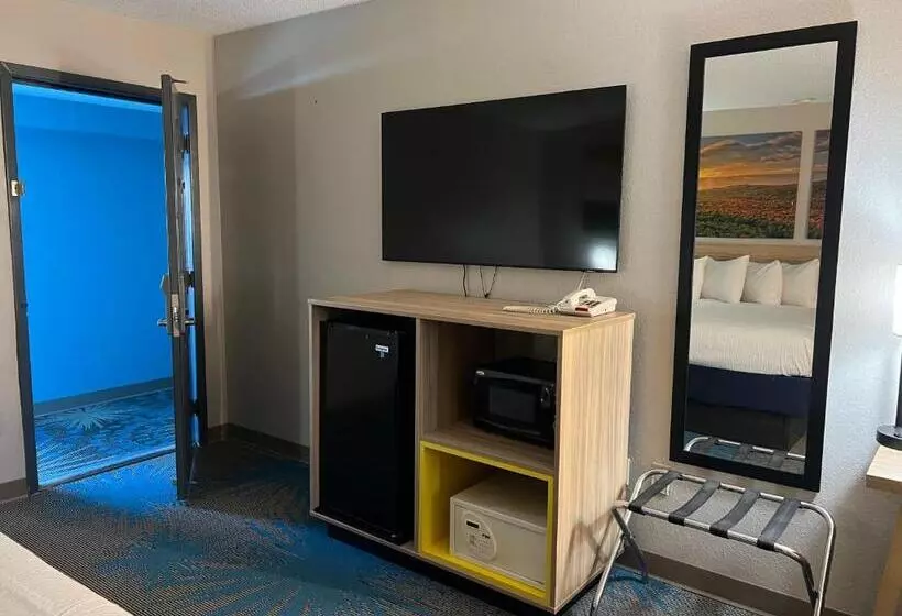 Deluxe Suite King Bed, Days Inn By Wyndham Jamestown