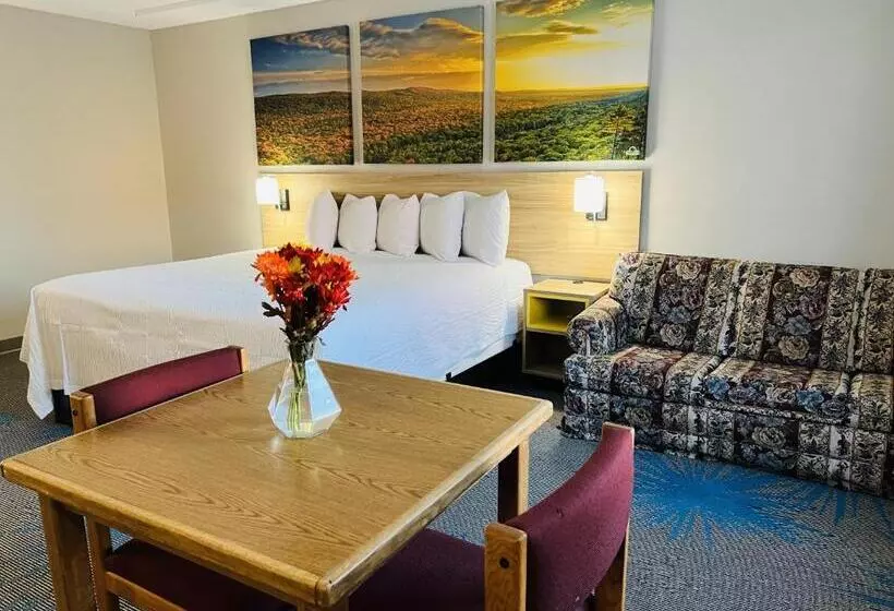 Deluxe Suite King Bed, Days Inn By Wyndham Jamestown