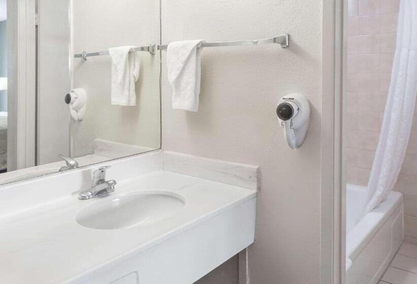 Номер Стандарт Адаптированный для Инвалидов, Days Inn By Wyndham In San Bernardino