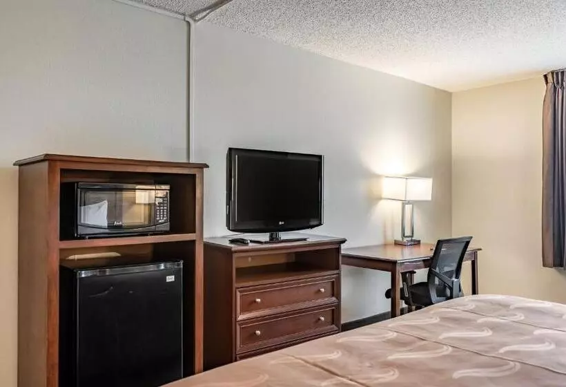 キングサイズベッドのスタンダードルーム, Quality Inn Bucyrus North