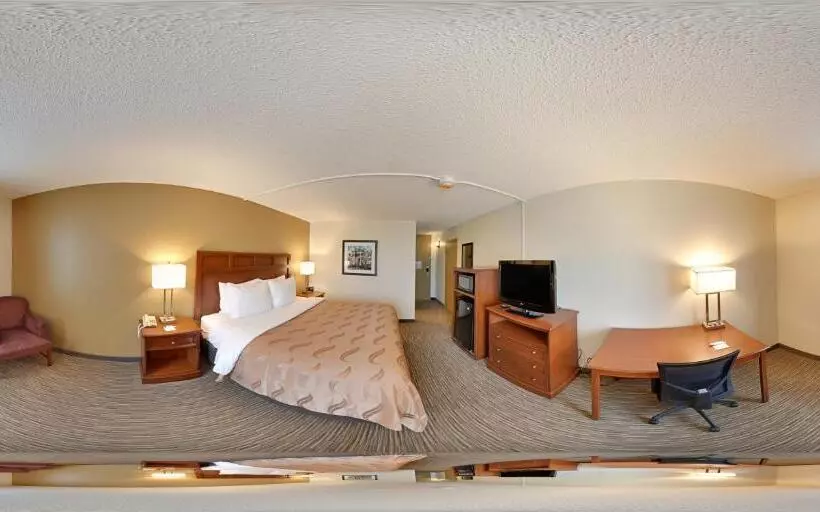 キングサイズベッドのスタンダードルーム, Quality Inn Bucyrus North