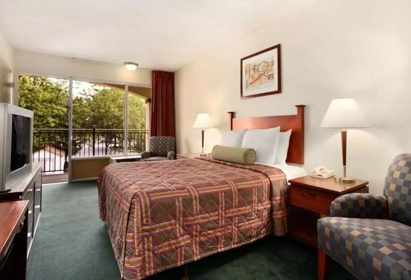 キングサイズベッドのスタンダードルーム, Travelodge By Wyndham Waukegan Gurnee