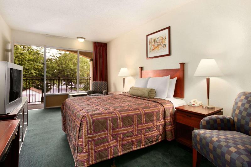스탠다드 룸 킹사이즈 침대, Travelodge By Wyndham Waukegan Gurnee