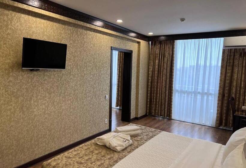 סוויטה עם מרפסת, Orient Star Varahsha