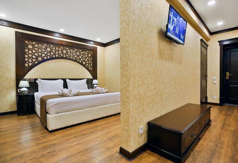 סוויטה עם מרפסת, Orient Star Varahsha