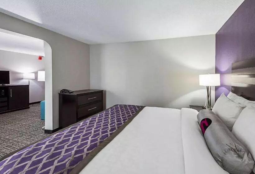 キングサイズベッドのスイートルーム, Clarion Inn & Suites Near Downtown