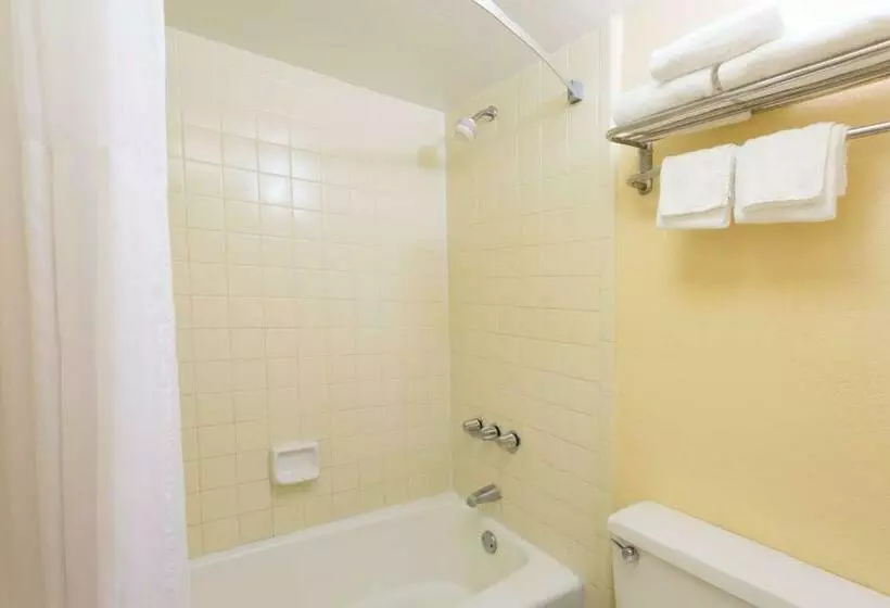 ２ダブルベッドのスタンダードルーム, Days Inn By Wyndham Mt Pleasantcharlestonpatriots Point