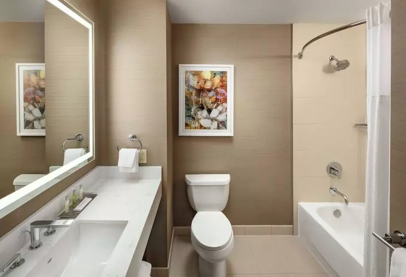 اتاق استاندارد با 2 تخت دوبل, Doubletree By Hilton Ontario Airport