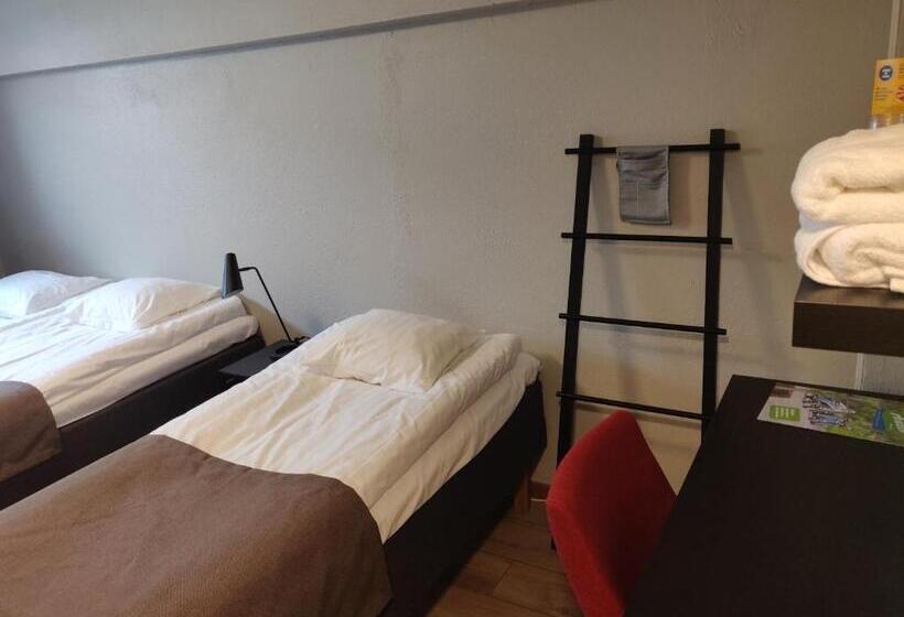 غرفة قياسية ثلاثية مع حمام خارجي, Hostel Toivola