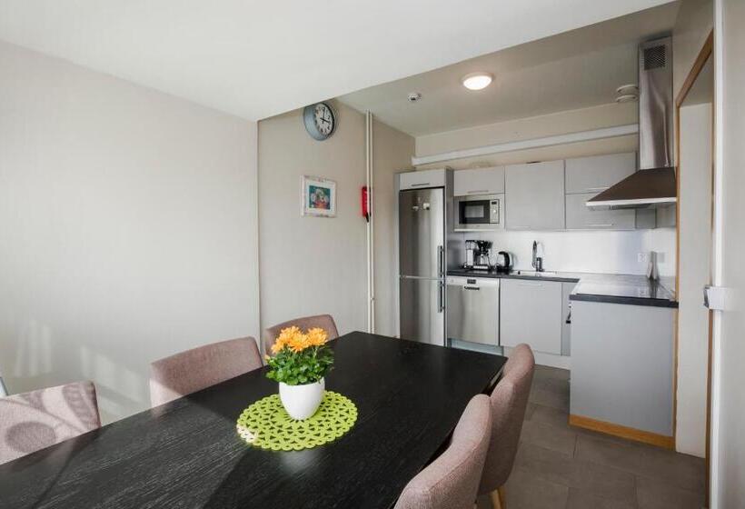 Стандартный внешний трехместный номер с ванной комнатой, Hostel Toivola
