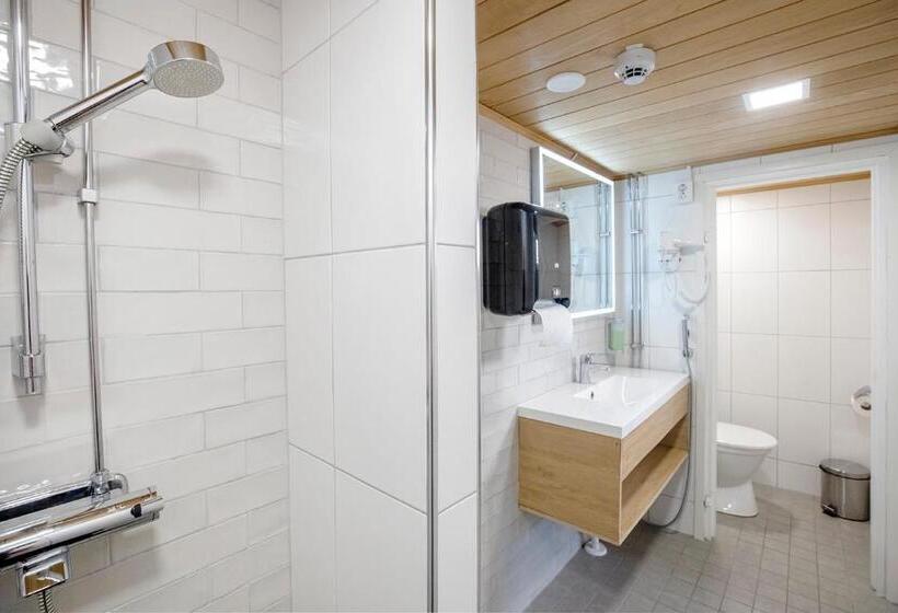 غرفة قياسية ثلاثية مع حمام خارجي, Hostel Toivola