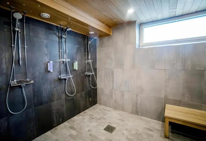バスルーム共有のトリプルスタンダード, Hostel Toivola
