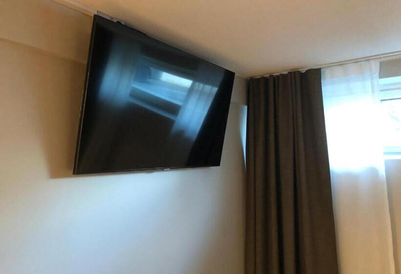 غرفة قياسية ثلاثية مع حمام خارجي, Hostel Toivola