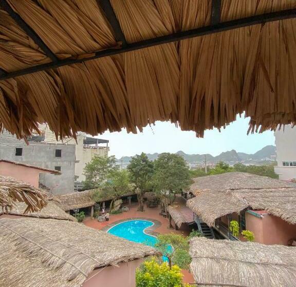 اتاق لوکس با بالکن, Catba Oasis Bungalows