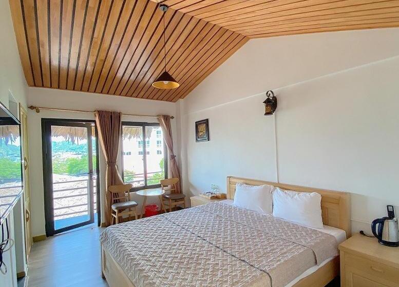 اتاق لوکس با بالکن, Catba Oasis Bungalows