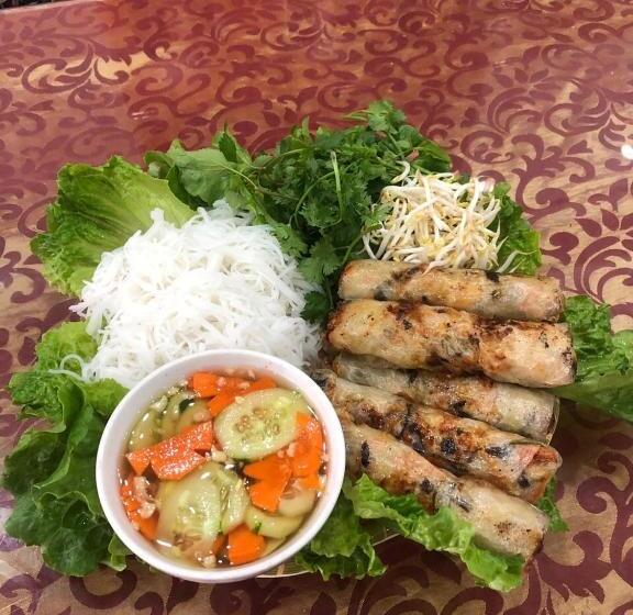 اتاق لوکس با بالکن, Thái Bảo