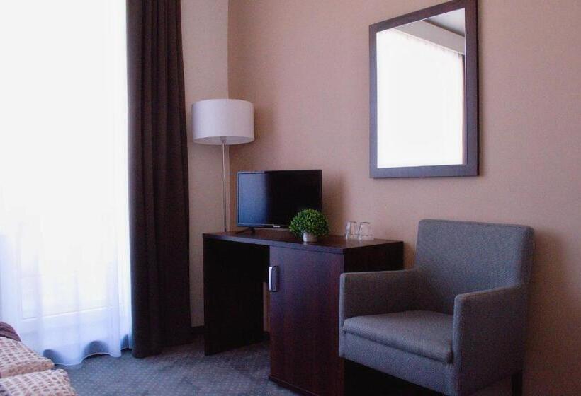 Deluxe Szoba, Zlatý Anděl