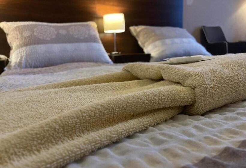 Deluxe Szoba, Zlatý Anděl