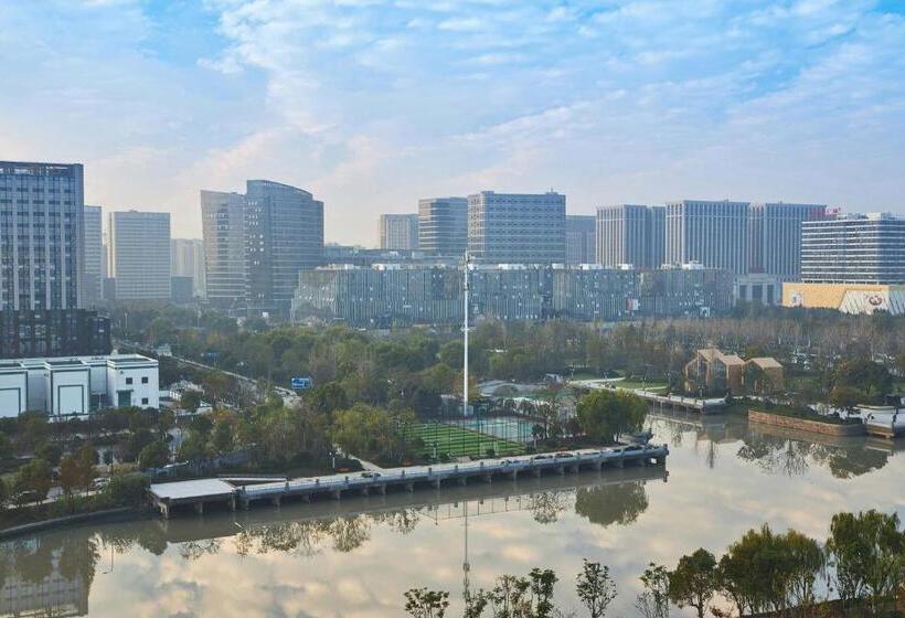 이그제큐티브 룸 킹사이즈 침대, Four Points By Sheraton Jiaxing