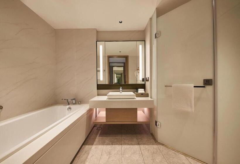 Номер Deluxe Кровать Кинг Вид на Город, Four Points By Sheraton Jiaxing