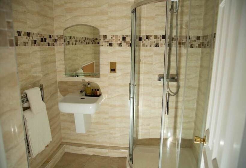 标准三人间, The Ladbrooke