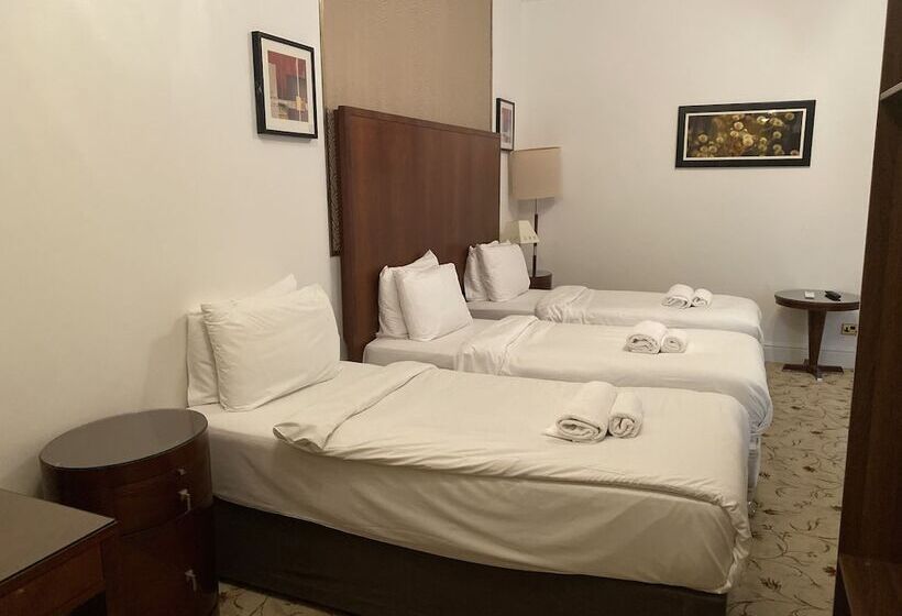 标准三人间, The Ladbrooke