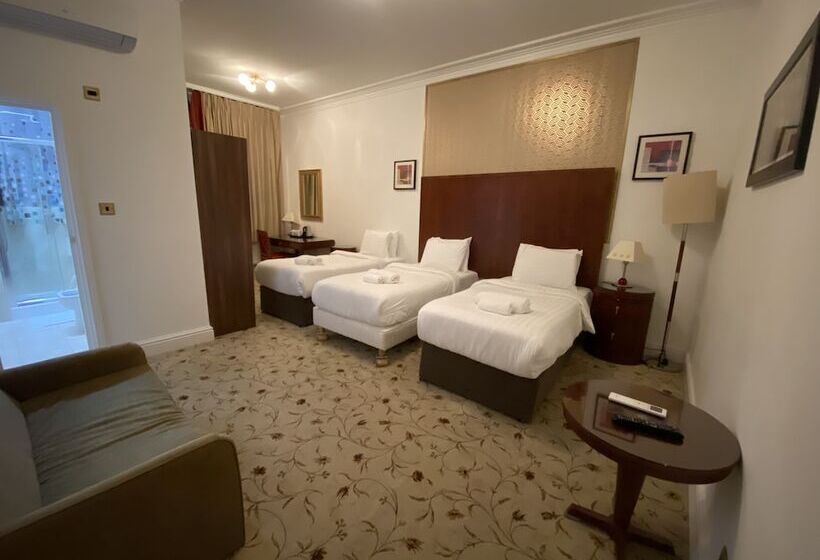 标准三人间, The Ladbrooke