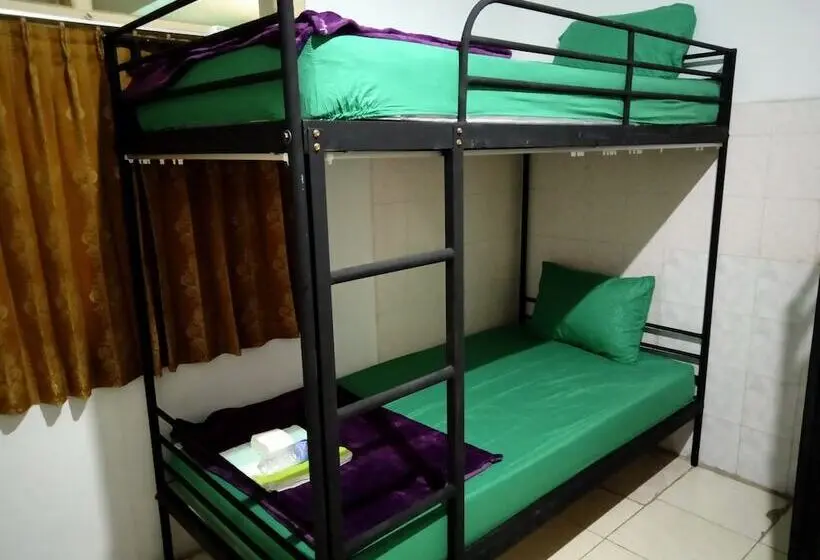 Cama en Habitación Compartida, Moshi Moshi