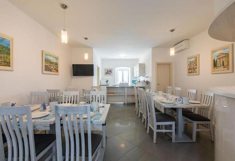 דירת חדר בקומת קרקע, Bb Ld