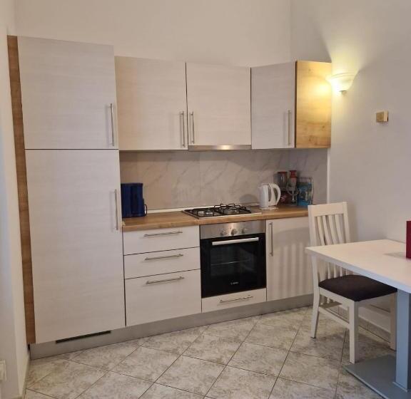 דירת חדר בקומת קרקע, Bb Ld