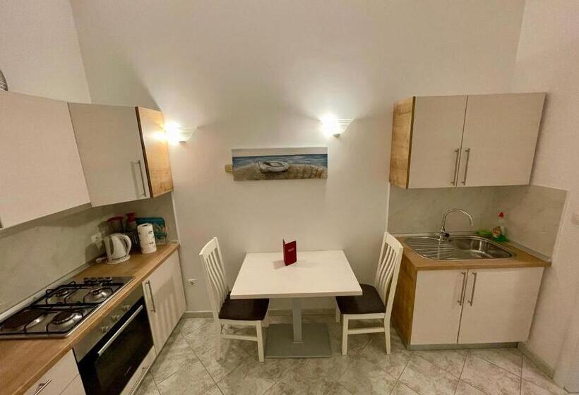 דירת חדר בקומת קרקע, Bb Ld