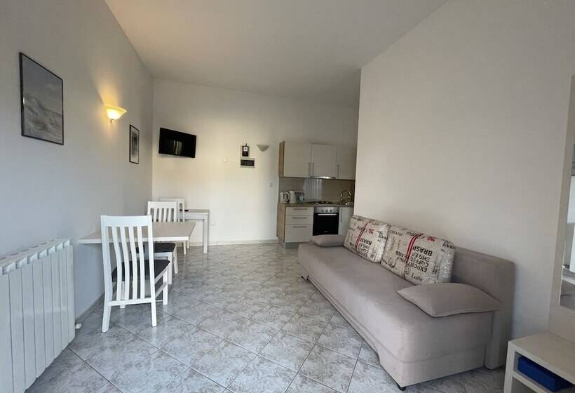 דירה בת חדר שינה 1 עם מרפסת, Bb Ld