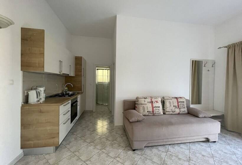 דירה בת חדר שינה 1 עם מרפסת, Bb Ld