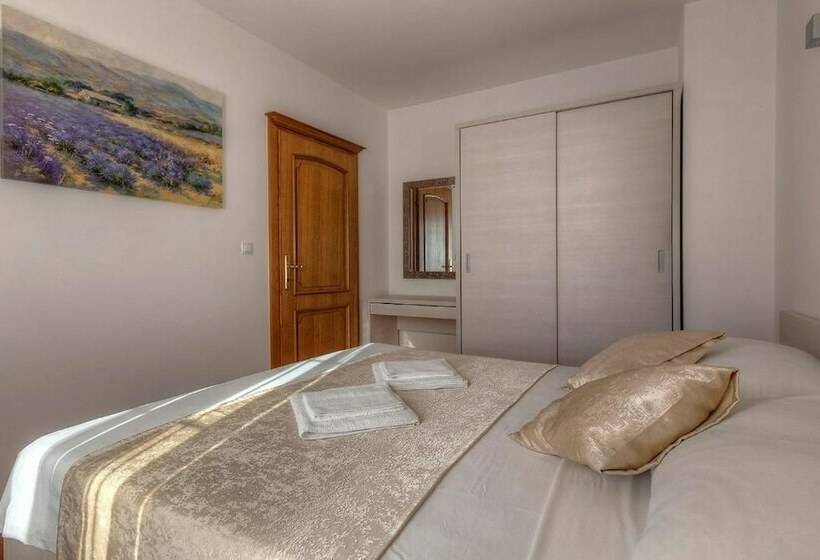 דירה בת חדר שינה 1 עם מרפסת, Bb Ld