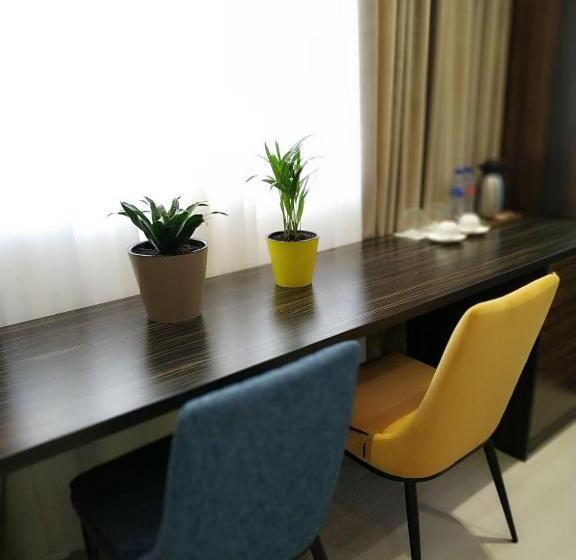 اتاق لوکس, Home