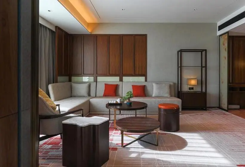 Deluxe Suite King Bed, Pullman Huizhou Kaisa