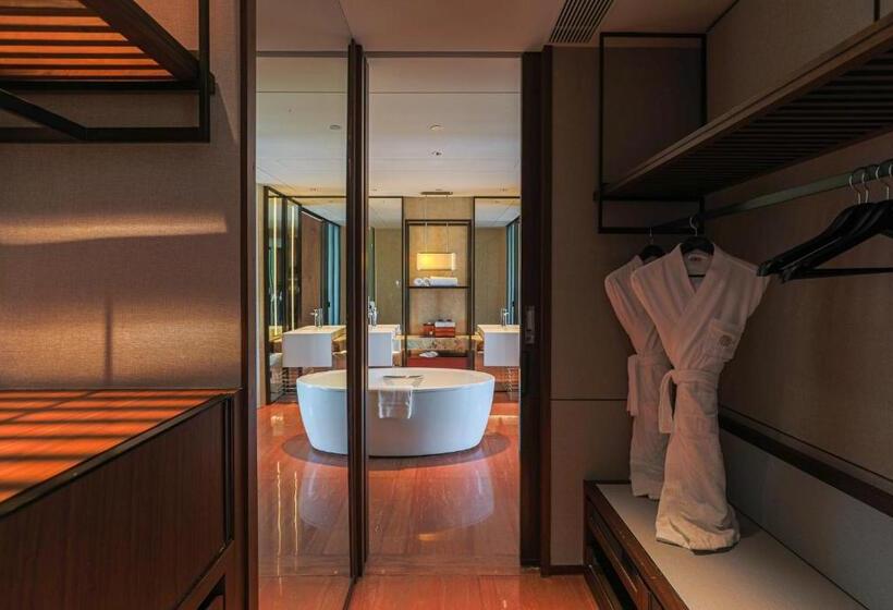 Deluxe Suite King Bed, Pullman Huizhou Kaisa