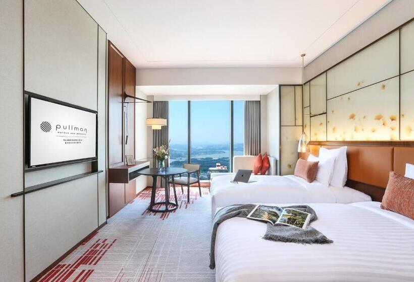 Deluxe room with river view, Pullman Huizhou Kaisa