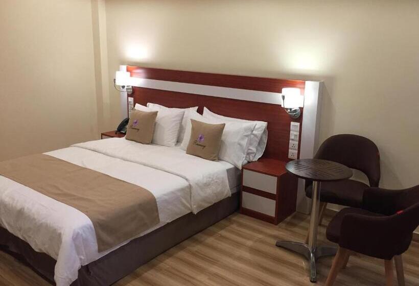 اتاق لوکس, Rosemary Boutique