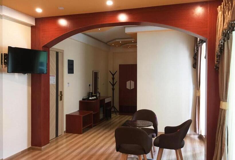 سوئیت با بالکن, Rosemary Boutique