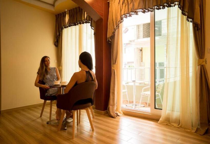 سوئیت با بالکن, Rosemary Boutique