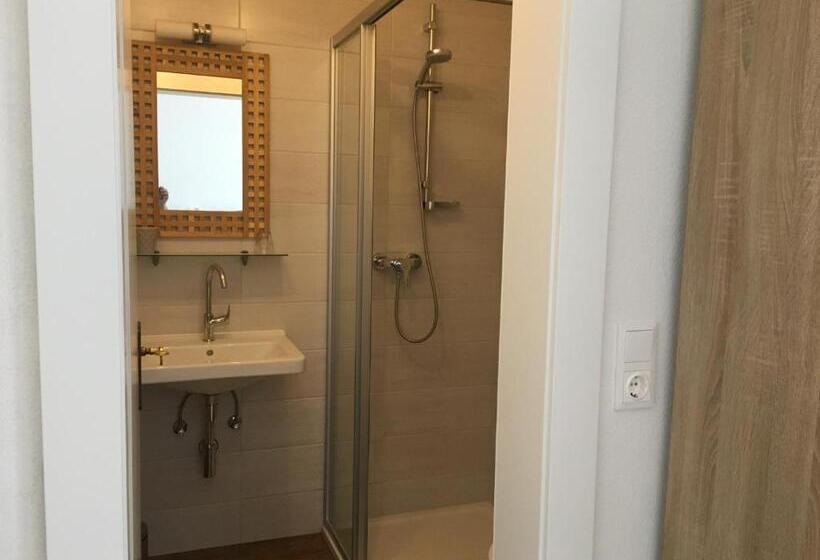 标准工作室带阳台, Haus Marjanne